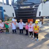 Alunos da EMEI Nai Molina conhecem o caminhão durante visita de caminhoneiros à unidade. Foto: Prefeitura de Carapicuíba