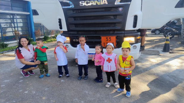 Alunos da EMEI Nai Molina conhecem o caminhão durante visita de caminhoneiros à unidade. Foto: Prefeitura de Carapicuíba