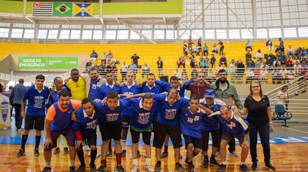 Pacientes dos CAPS de Carapicuíba entram em campo na competição de futebol durante o InterCAPS em Barueri. Foto: Prefeitura de Barueri (Redes Sociais/Reprodução)