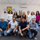 Moradores comemoram conquistas na legalização de seus imóveis; mais de 1.200 matrículas já foram abertas em Araçariguama. Foto: Prefeitura de Araçariguama (Redes Sociais/Reprodução)