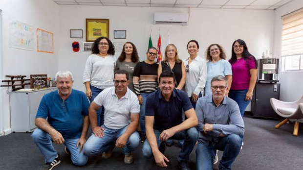 Moradores comemoram conquistas na legalização de seus imóveis; mais de 1.200 matrículas já foram abertas em Araçariguama. Foto: Prefeitura de Araçariguama (Redes Sociais/Reprodução)