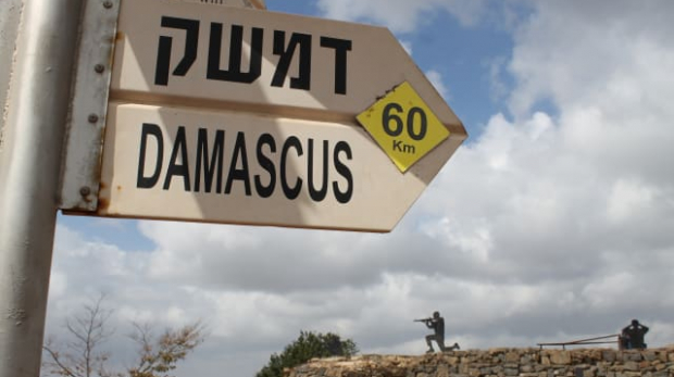 Placa de direção e distância para a capital síria, Damasco, no Monte Bental, posto militar israelense na fronteira com a Síria
(crédito da foto: DAN SHACHAR/SHUTTERSTOCK)