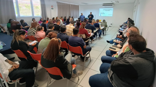 Construção coletiva: Diretores, coordenadores, vereadores e conselheiros debatem a reorganização do currículo municipal em evento promovido pelo Departamento de Educação de São Roque. Foto: Prefeitura de São Roque
