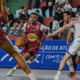 Elvis em ação contra o Cruzeiro em jogo pela fase de classificação. Foto: Bruno Ulivieri/Basket Osasco