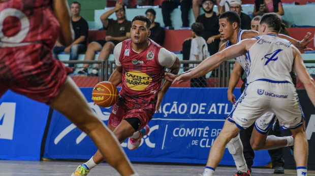 Elvis em ação contra o Cruzeiro em jogo pela fase de classificação. Foto: Bruno Ulivieri/Basket Osasco