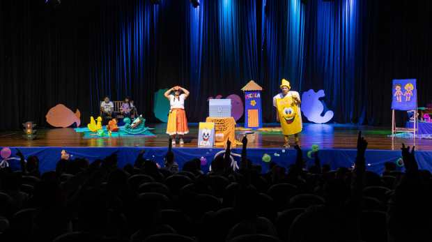 Mais de mil alunos da rede municipal participam do espetáculo “O Segredo da Tartaruguinha”, levando conscientização e acolhimento de forma lúdica e sensível.
