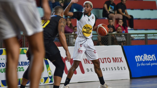 Jeanzinho em ação contra o Brusque. Foto: Bruno Ulivieri/Basket Osasco