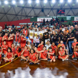 Prefeito Gerson Pessoa com o time classificado para a final da Liga Ouro e os alunos dos núcleos de formação do Basket Osasco. Fotos: Bruno Ulivieri/Basket Osasco