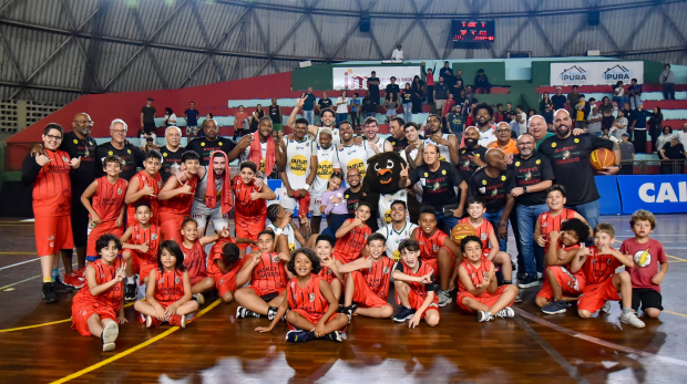 Prefeito Gerson Pessoa com o time classificado para a final da Liga Ouro e os alunos dos núcleos de formação do Basket Osasco. Fotos: Bruno Ulivieri/Basket Osasco