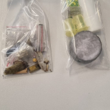 Material apreendido com os adolescentes na Avenida Angelina Perrote Caramante, incluindo papelotes de maconha e acessórios utilizados para consumo. Foto: Prefeitura de Mairinque