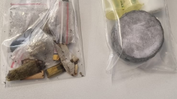 Material apreendido com os adolescentes na Avenida Angelina Perrote Caramante, incluindo papelotes de maconha e acessórios utilizados para consumo. Foto: Prefeitura de Mairinque