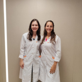 Mayara Coutinho Zambonini e Gabriela Montebugnoli Nogueira C. Myczkowski são Terapeutas Ocupacionais na YUNA, instituição especializada em reabilitação e cuidados paliativos.
