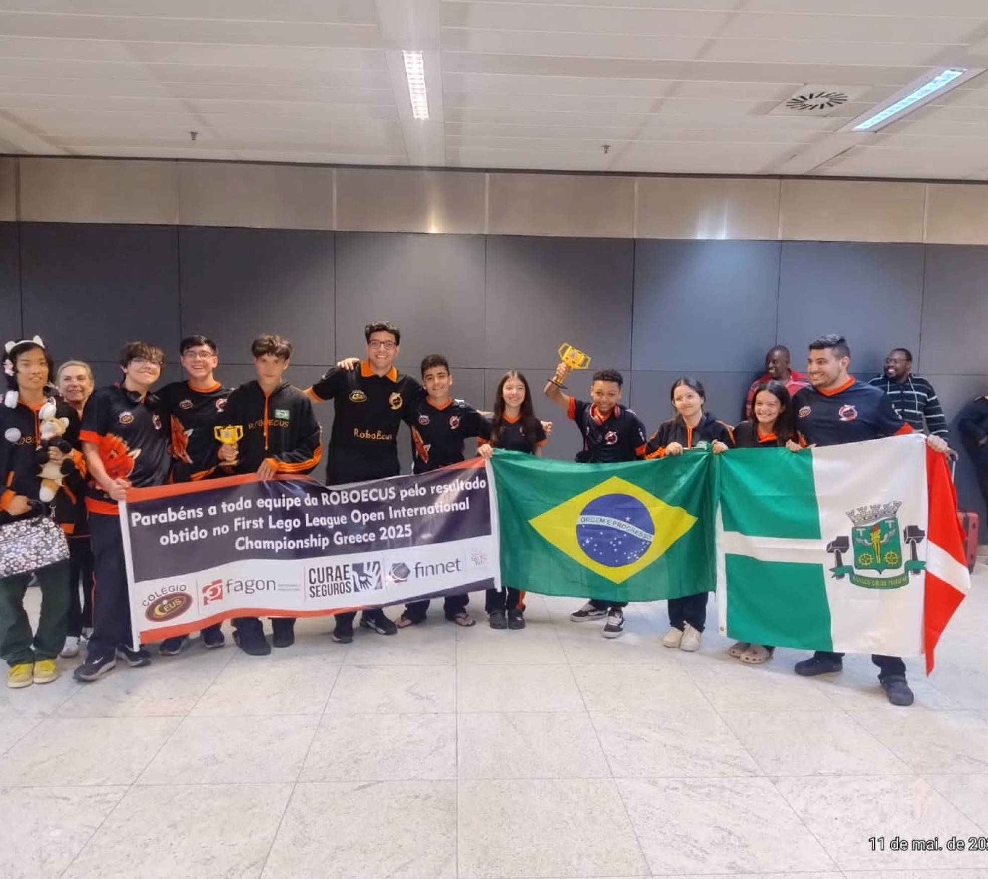 Jovens brasileiros da RoboEcus mostram talento e inovação na competição internacional de robótica.