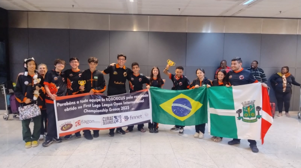 Jovens brasileiros da RoboEcus mostram talento e inovação na competição internacional de robótica.