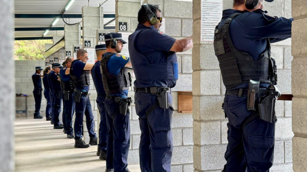GCM em ação: Agentes da Guarda Civil Municipal durante treinamento prático do Curso de Armamento e Tiro, promovendo a segurança e a preparação técnica da corporação. Foto: Prefeitura de Mairinque