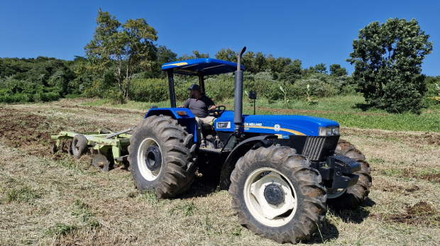 Trabalho no campo facilitado: Agricultores contam com gradagem, roçagem, subsolagem e calagem a preços acessíveis por meio da Patrulha Agrícola. Foto: Prefeitura de São Roque