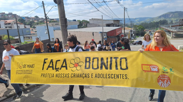 Conscientização nas ruas: População e autoridades caminham pelo bairro Granada, em Mairinque, levando mensagens de proteção à infância e incentivo à denúncia de abusos. Foto: Prefeitura de Mairinque