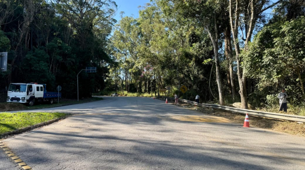 Manutenção em ação: Intervenções na Estrada do Sertanejo garantem melhor trafegabilidade e preservação do espaço público. Foto: Prefeitura de Mairinque