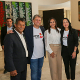 Representando Mairinque: Vice-prefeito Edinho Sampaio e assessora Nadgila Anhaia durante o lançamento do programa SuperAção SP, no Palácio dos Bandeirantes. Foto: Prefeitura de Mairinque