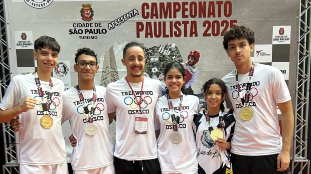 Lavínia Martins e Iago Martins: Lavínia, campeã na categoria infantil até 40kg, e Iago, campeão na categoria adulto -80kg, celebram suas vitórias com suas medalhas de ouro.