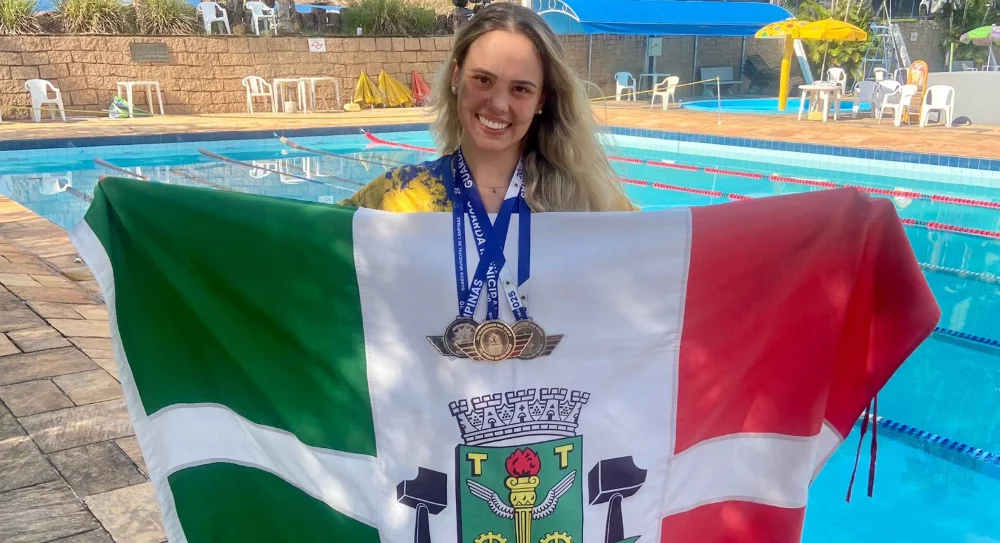 Vitória nas águas! A GCM de Osasco brilha em Campinas com a atleta Fernanda Nogueira subindo ao pódio três vezes na natação. Imagens: Divulgação/GCM/Osasco