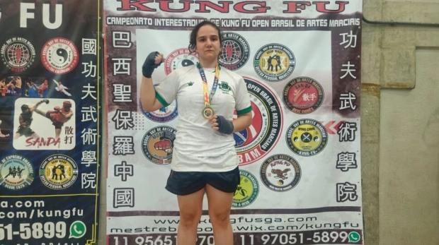 Medalha no peito e gratidão no coração! Barbara Tafuri celebra o ouro no Campeonato Interestadual de Kung Fu, fruto de dedicação, treino e apoio do Bolsa Atleta Osasco. Foto: Divulgação 