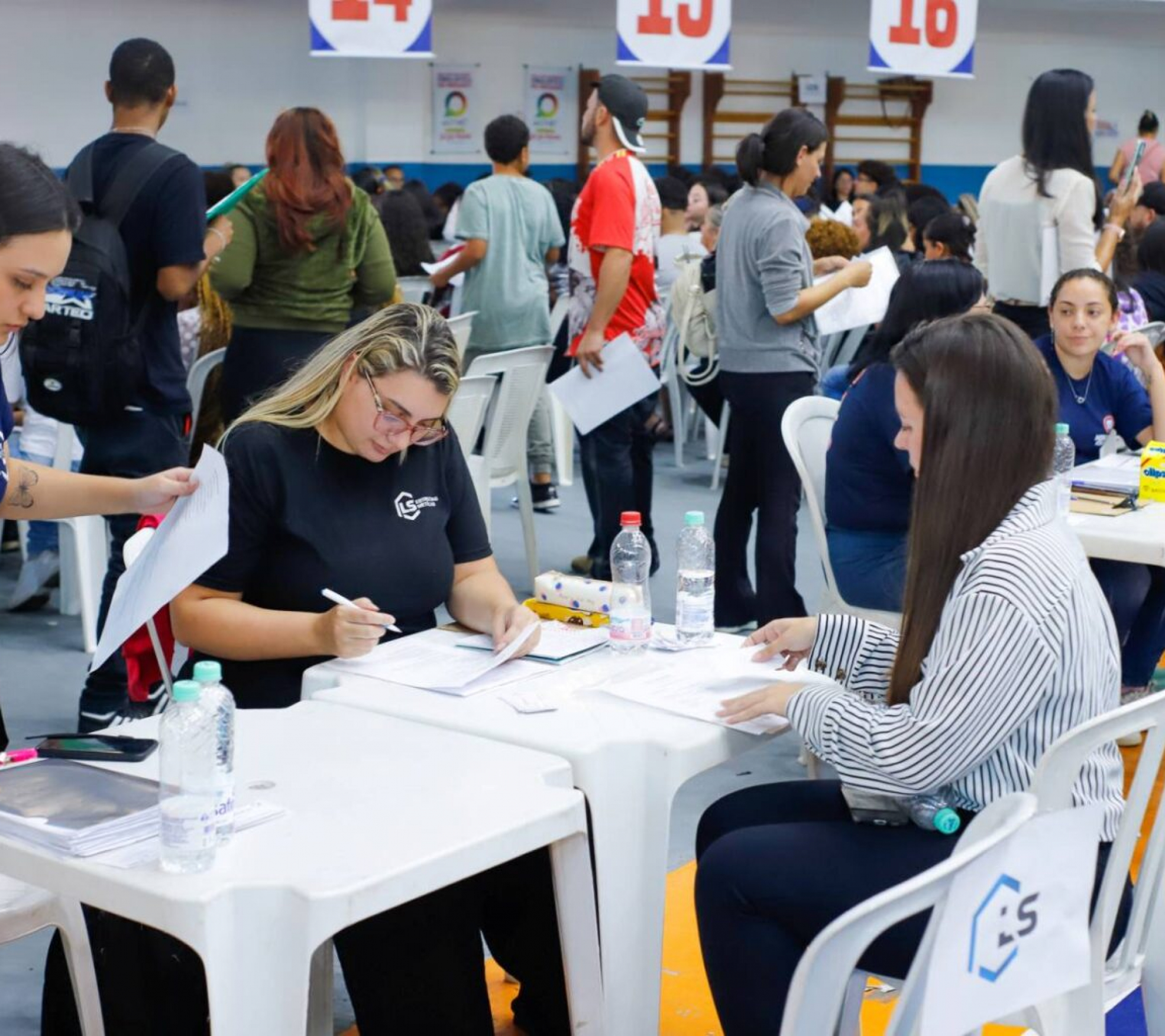 Candidatos participam do Feirão do Emprego em Cotia, com dezenas de empresas oferecendo mais de 300 vagas nas áreas de comércio, serviços e indústria. Feirão do Emprego oferece atendimento gratuito para cadastro e seleção de candidatos nas escolas municipais de Vila Monte Serrat e Caucaia do Alto. Foto Feirão do Emprego_Arquivo