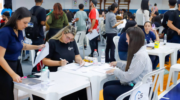 Candidatos participam do Feirão do Emprego em Cotia, com dezenas de empresas oferecendo mais de 300 vagas nas áreas de comércio, serviços e indústria. Feirão do Emprego oferece atendimento gratuito para cadastro e seleção de candidatos nas escolas municipais de Vila Monte Serrat e Caucaia do Alto. Foto Feirão do Emprego_Arquivo