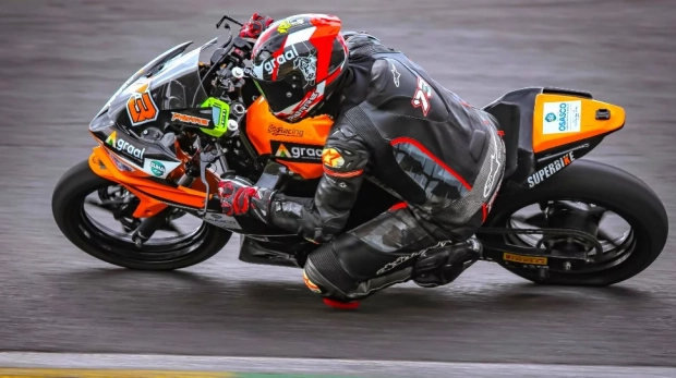 Com foco e desempenho de alto nível, Pierre Balducci sobe ao pódio mais uma vez no maior campeonato de motovelocidade das Américas.  - Fotos: Rafael Bras