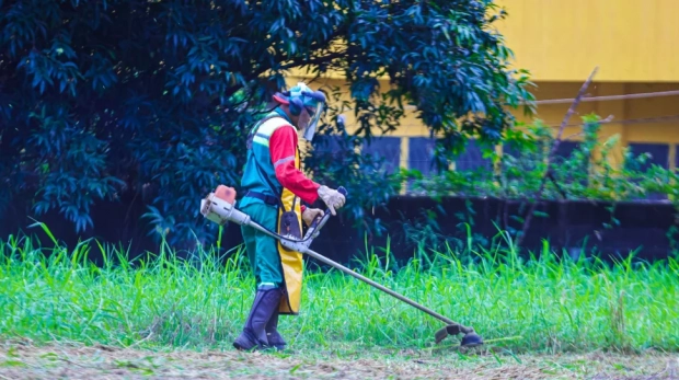 Moradores da Vila dos Remédios recebem ações intensificadas de limpeza e serviços públicos com a presença direta do poder municipal. Fotos: Fernanda Cazarini