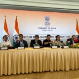 Uma equipe de parlamentares indianos discursando para jornalistas em Doha, Catar, em 26 de maio de 2025 [Nadim Asrar/Al Jazeera]