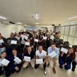 Prefeito Kauãn Berto entrega tablets a Agentes Comunitários de Saúde para fortalecer o programa Saúde em Casa, em Cajamar. Foto: Prefeitura de Cajamar