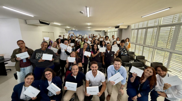 Prefeito Kauãn Berto entrega tablets a Agentes Comunitários de Saúde para fortalecer o programa Saúde em Casa, em Cajamar. Foto: Prefeitura de Cajamar