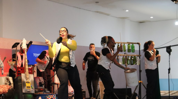 Com garrafas, tampinhas e escapamentos, a Orquestra de Sucata transformou materiais recicláveis em arte, levando cultura e sustentabilidade às escolas de Sorocaba.  Fotos: Isabely Sete e Gustavo Goes (programa de estágio)