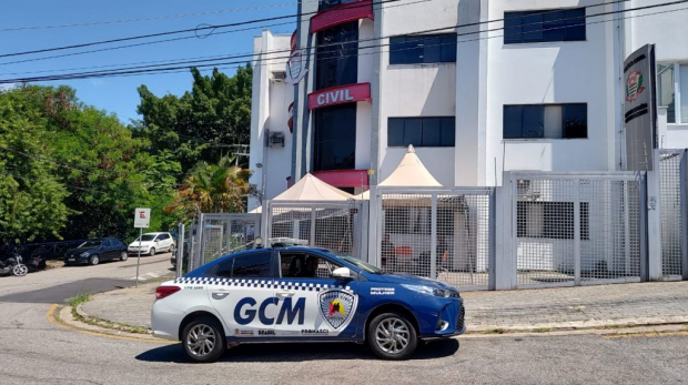 Agentes da GCM de Sorocaba atendem ocorrência de descumprimento de medida protetiva no Parque das Paineiras, Zona Norte da cidade. Foto: SECOM Sorocaba