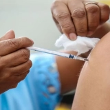 Vacinação nas UBSs de Osasco: Munícipes se dirigem às Unidades Básicas de Saúde (UBSs) para garantir a proteção contra a Influenza durante o Dia D da vacinação, com atendimento disponível das 9h às 16h. Fotos: SECOM/PMO
