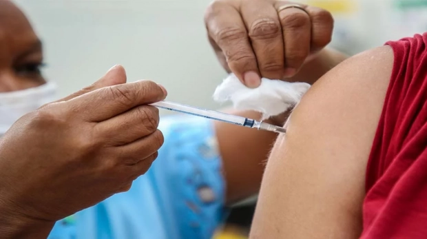 Vacinação nas UBSs de Osasco: Munícipes se dirigem às Unidades Básicas de Saúde (UBSs) para garantir a proteção contra a Influenza durante o Dia D da vacinação, com atendimento disponível das 9h às 16h. Fotos: SECOM/PMO
