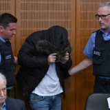 Alaa Mousa, acusado de crimes contra a humanidade durante o regime do ex-ditador sírio Bashar al-Assad, chega a um tribunal em Frankfurt em 16 de junho de 2025 [Kirill Kudryavtsev/AFP]
