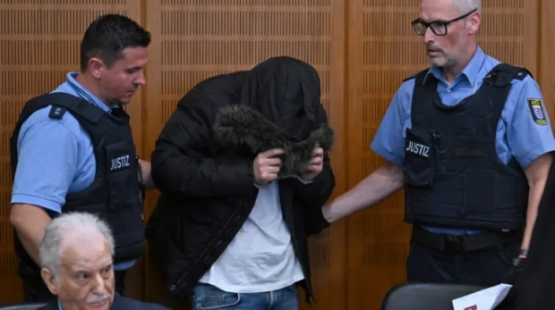 Alaa Mousa, acusado de crimes contra a humanidade durante o regime do ex-ditador sírio Bashar al-Assad, chega a um tribunal em Frankfurt em 16 de junho de 2025 [Kirill Kudryavtsev/AFP]