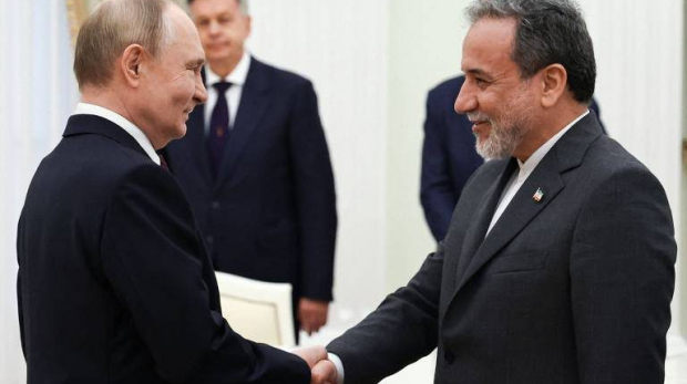 Putin cumprimenta o chanceler do Irã, Abbas Araghchi, antes da reunião no Kremlin - AFP