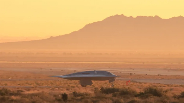 O B-21 Raider da Força Aérea dos EUA é um bombardeiro furtivo de longo alcance que pode ser armado com armas nucleares [Arquivo: David Swanson/Reuters]