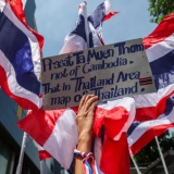 Um ativista monarquista protesta em frente à embaixada do Camboja em Bangkok, Tailândia, em 6 de junho de 2025, após um confronto na fronteira Tailândia-Camboja [Chalinee Thirasupa/Reuters]