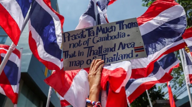 Um ativista monarquista protesta em frente à embaixada do Camboja em Bangkok, Tailândia, em 6 de junho de 2025, após um confronto na fronteira Tailândia-Camboja [Chalinee Thirasupa/Reuters]