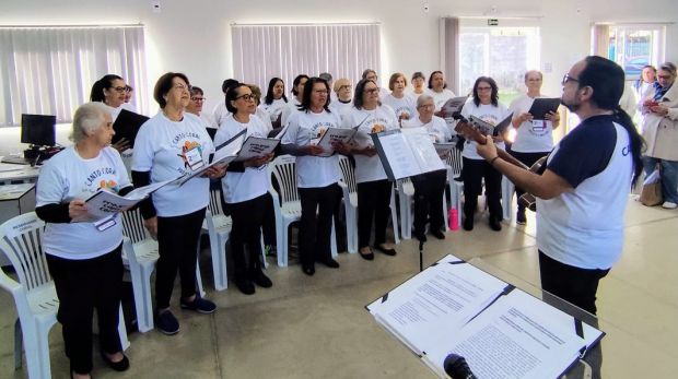 Autoridades e cidadãos unidos pelo envelhecimento digno e participativo: a Prefeita Professora Noemi Bernardes e demais autoridades presentes na conferência de Cabreúva. Foto: Prefeitura de Cabreúva (Redes Sociais/Reprodução)
