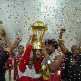 Capitão Hátila Passos ergue o troféu de campeão da Liga Ouro 2025. Foto: Bruno Ulivieri/Basket Osasco
