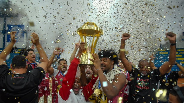 Capitão Hátila Passos ergue o troféu de campeão da Liga Ouro 2025. Foto: Bruno Ulivieri/Basket Osasco