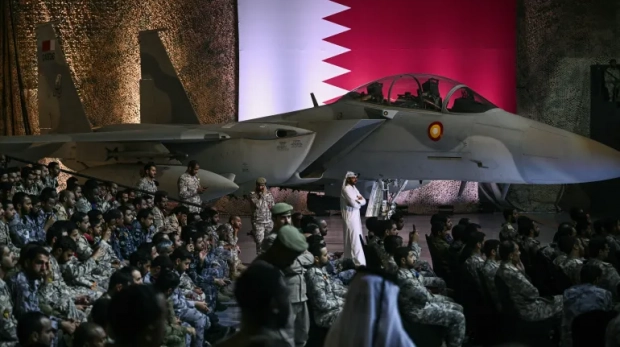 Tropas e funcionários dos EUA e do Catar aguardam o presidente dos EUA, Donald Trump, na Base Aérea de Al Udeid, a sudoeste de Doha, Catar, em 15 de maio de 2025 [Brendan Smialowski/AFP]