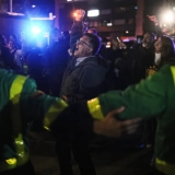 Pessoas protestam do lado de fora do hospital da Fundação Santa Fé em Bogotá, onde Miguel Uribe está sendo tratado [Ivan Valencia / AP Photo]