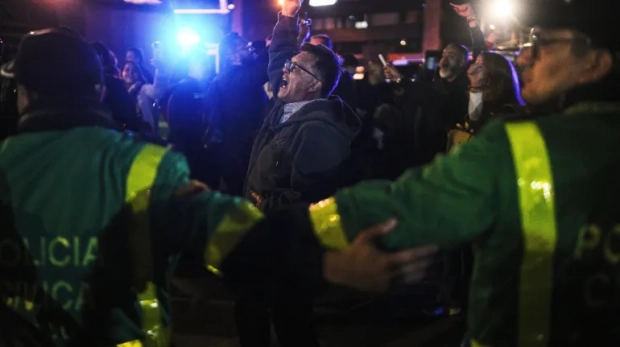 Pessoas protestam do lado de fora do hospital da Fundação Santa Fé em Bogotá, onde Miguel Uribe está sendo tratado [Ivan Valencia / AP Photo]