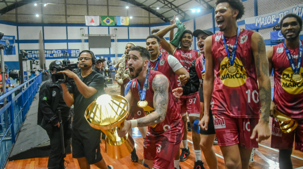 Atletas-comemoram-com-a-torcida-presente-em-Itatiaiucu.